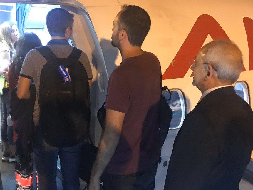 Kılıçdaroğlu heskes gibi sırada bekledi vatandaşlar telefonlarına sarıldı!