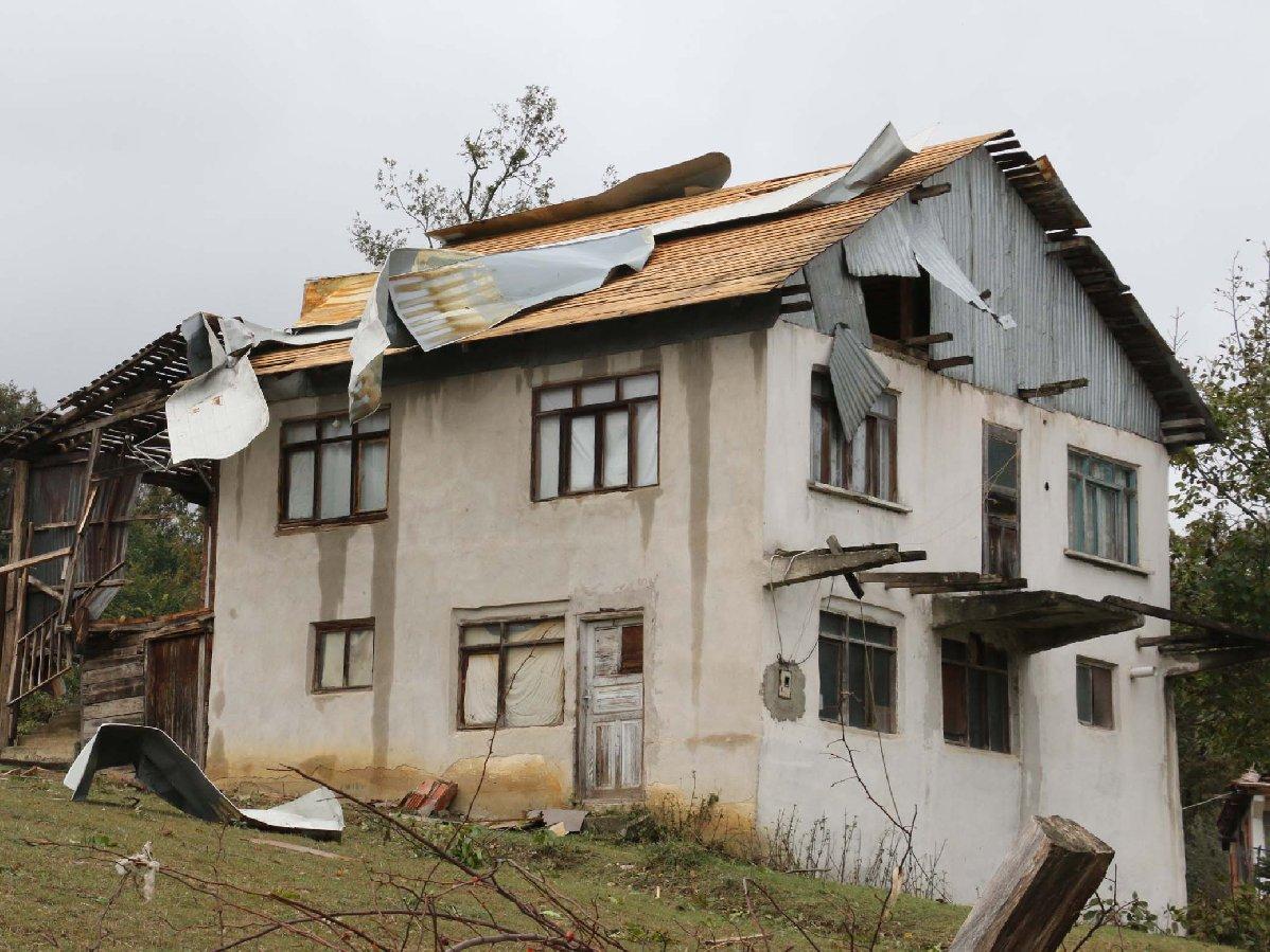 Mudurnu'da hortum çatıları uçurdu