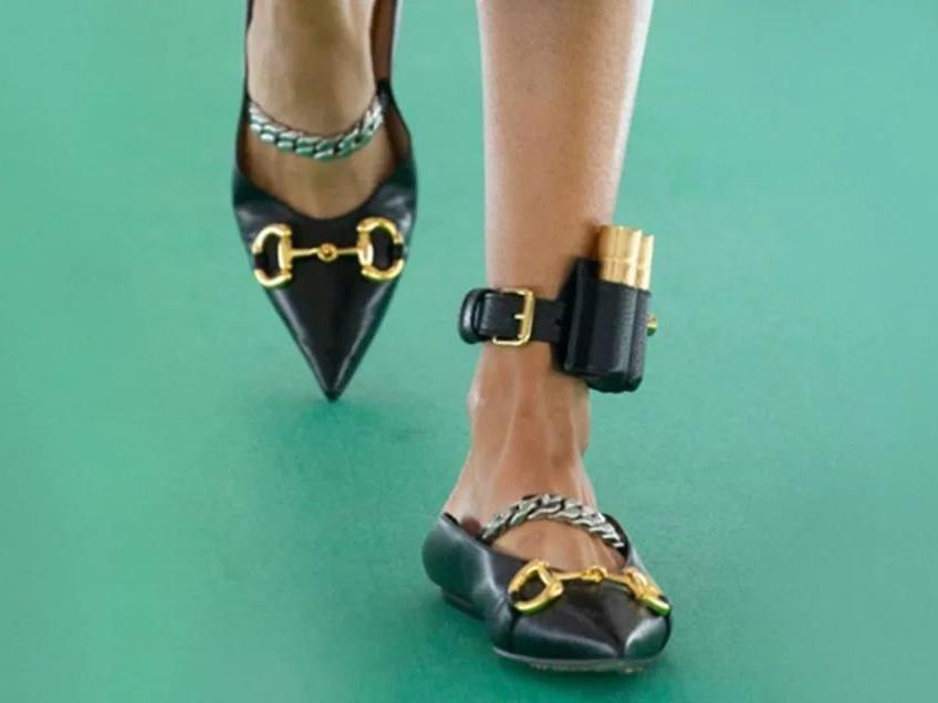 Gucci'nin yeni ayakkabısı elektronik kelepçeye benzetildi