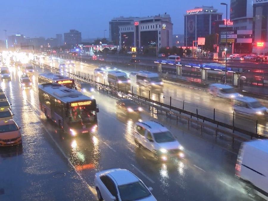 Meteoroloji'den kuvvetli sağanak yağış ve fırtına uyarısı! İstanbul'da yağmur ne kadar sürecek?