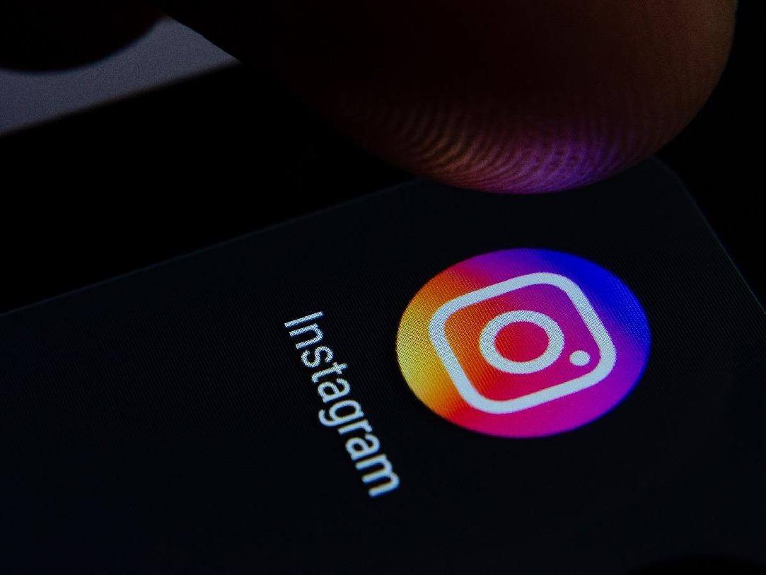Instagram'ın karanlık mod özelliği kullanıcılara sunuldu