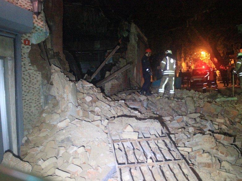 Beyoğlu'nda boş bir bina çöktü