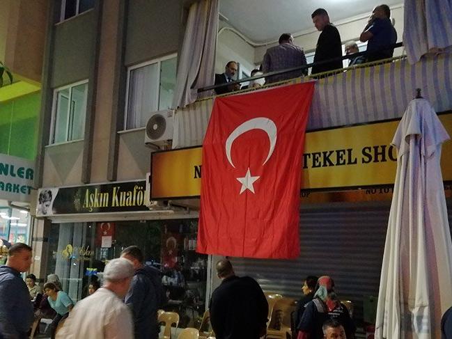 Şehit düşen gelir uzman yardımcısı Cihan Güneş'in evine Türk bayrağı asıldı!