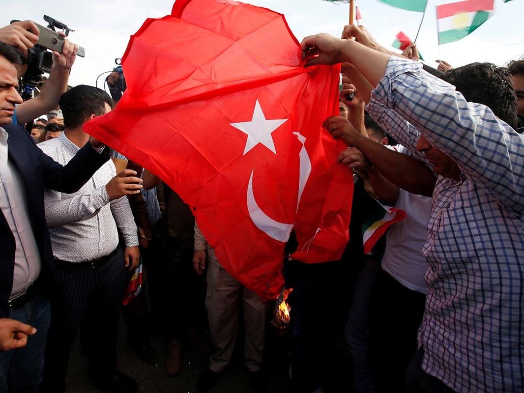 Paris ve Erbil'de skandal görüntüler! Terör örgütü yandaşları bayrağımızı yaktı!