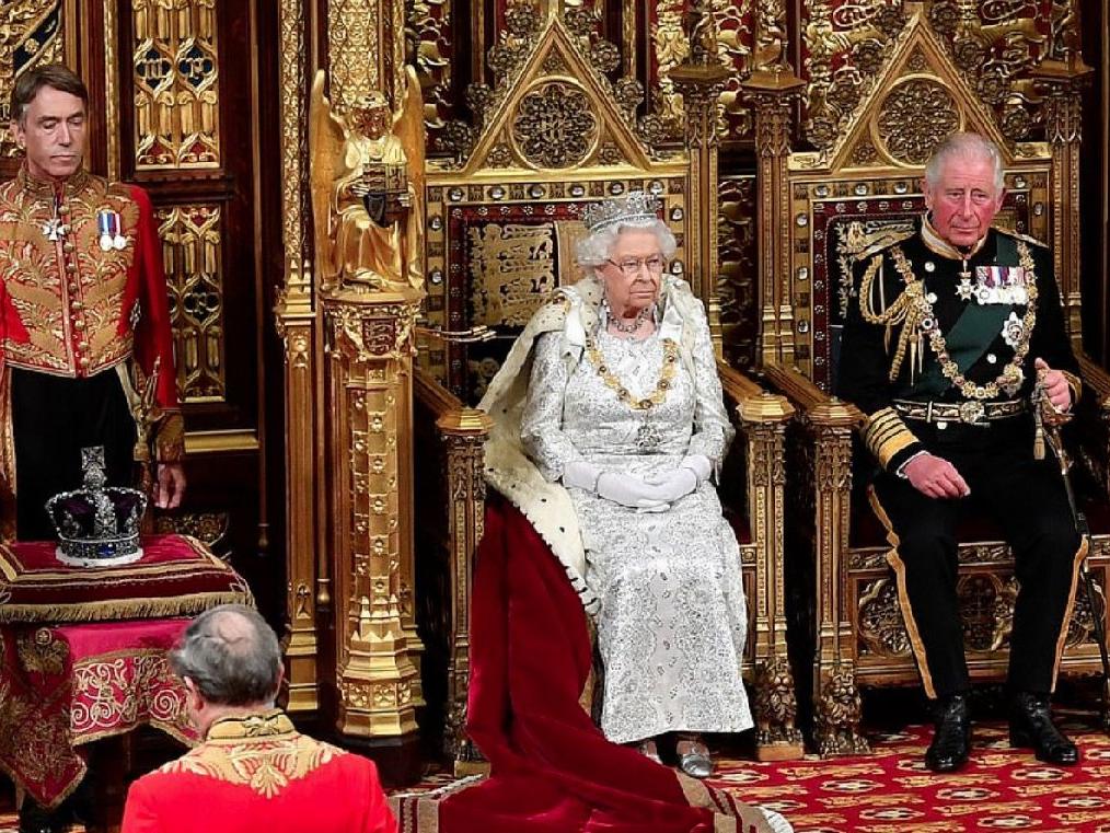 Bütün gözler Kraliçe Elizabeth'teydi, o detay dikkat çekti