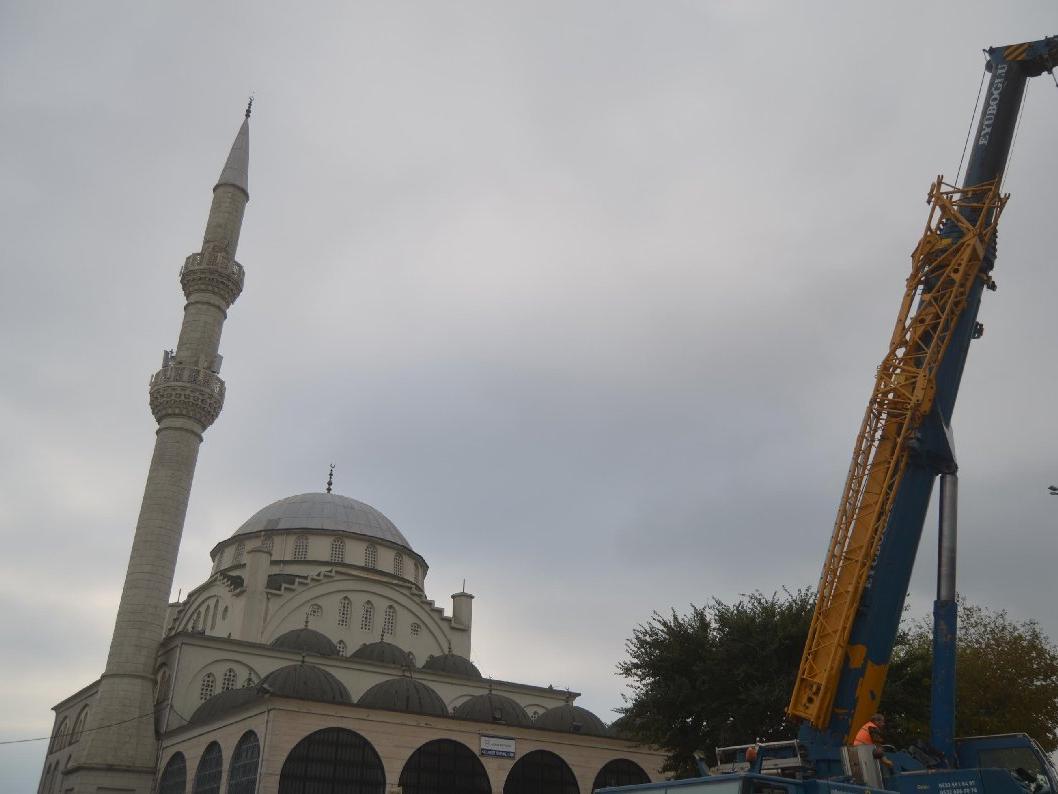 Depremde minaresinin bir kısmı yıkılmıştı diğeri de söküldü