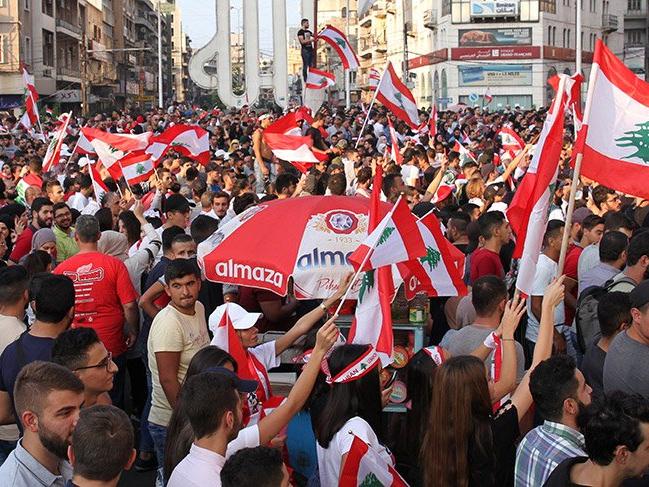 Lübnan'da milletvekillerinin maaşları yarı yarıya düşürüldü