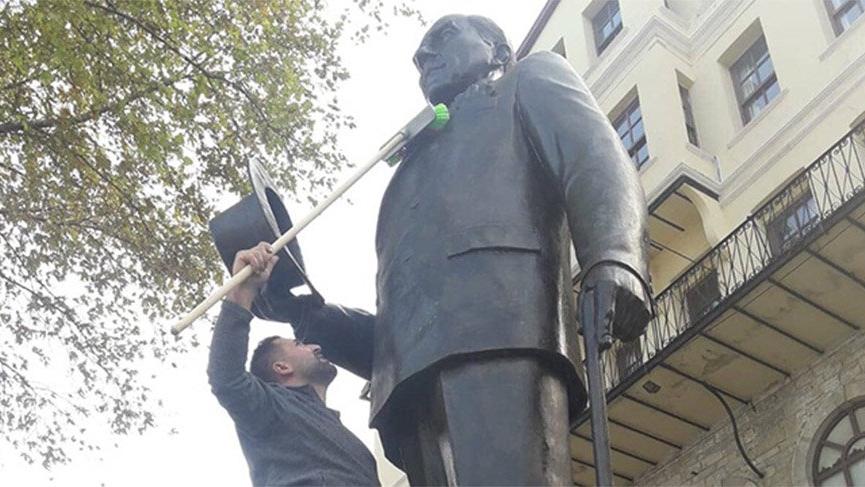 Atatürk heykelini kendi elleriyle temizledi