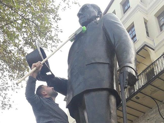 Atatürk heykelini kendi elleriyle temizledi