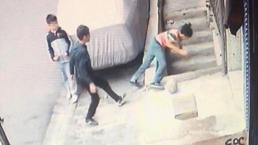 Beyoğlu'nda arkadaşının ittiği çocuk yüksekten düşerek ağır yaralandı
