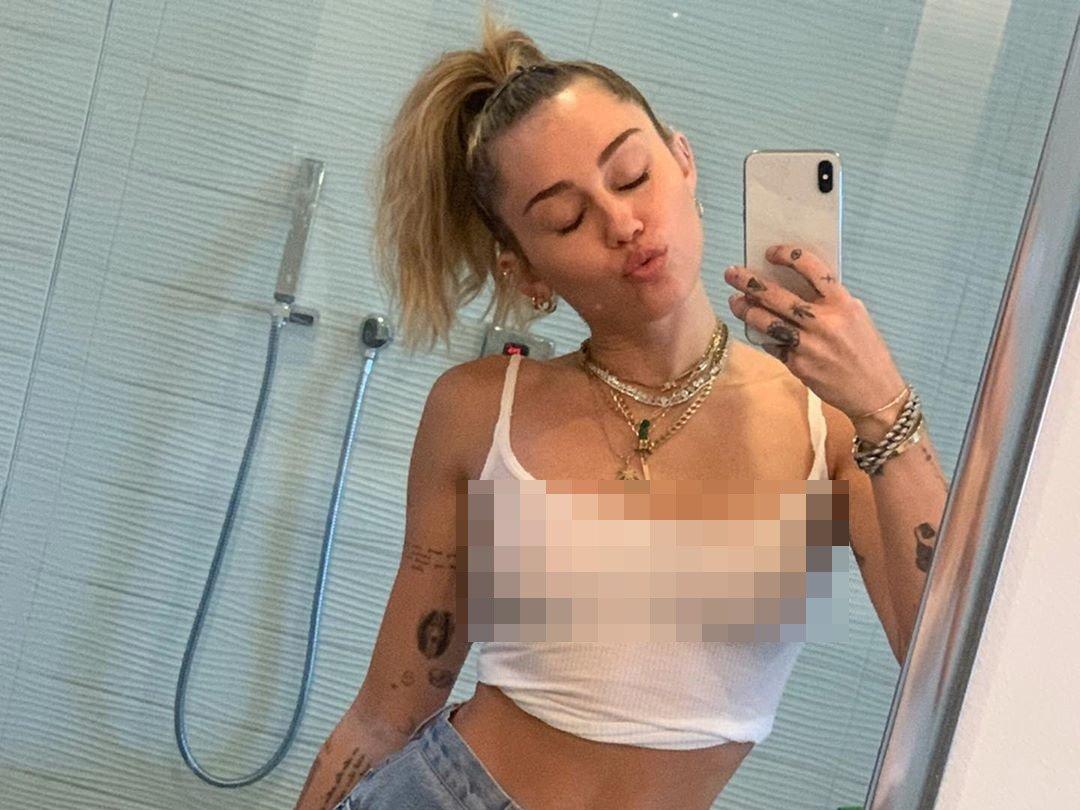 Miley Cyrus'tan ıslak tişört pozu