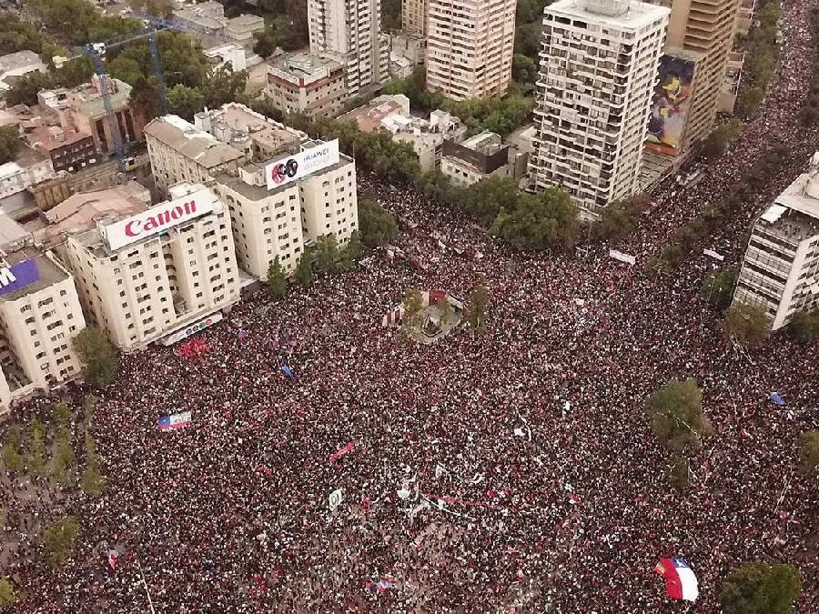 Şili tarihinin en büyük gösterileri... 1 milyonu aşkın kişi yürüdü!
