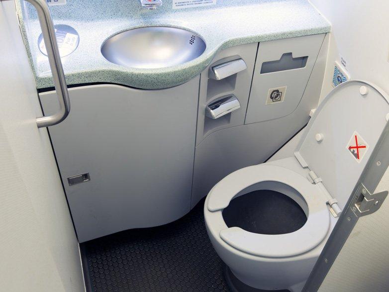 Mide bulandıran olay: Uçağın tuvaletinde fark edince ifşa oldular