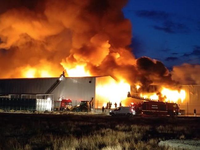 Fabrikada çıkan yangın 12 saatte söndürüldü