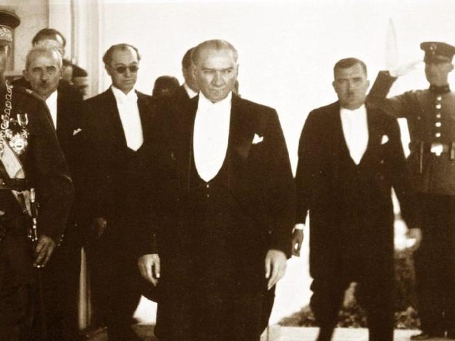 Efendiler, yarın cumhuriyeti ilan edeceğiz! İşte Atatürk'ün cumhuriyet ile ilgili sözleri...