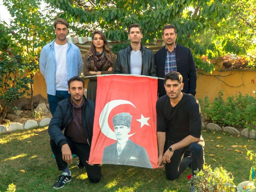 Savaşçı dizisinin efsane ekibi 'Kılıç Timi'nden Atatürk bayraklı Cumhuriyet mesajı