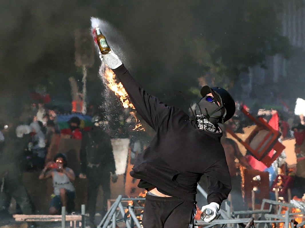 Şili'de gösteriler devam ediyor: Bakanlar görevden alındı