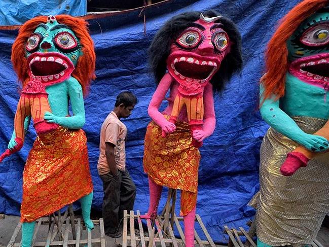 Mitolojik heykellerle kutlanan Kali Puja Festivali
