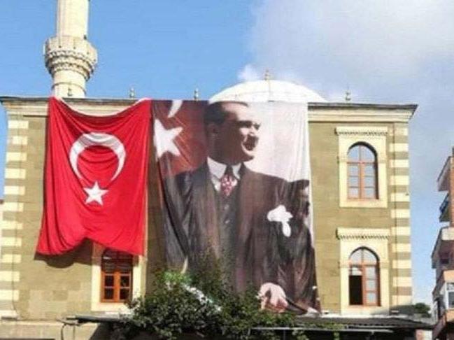 Camideki Atatürk posterini ve Türk Bayrağı'nı çaldılar