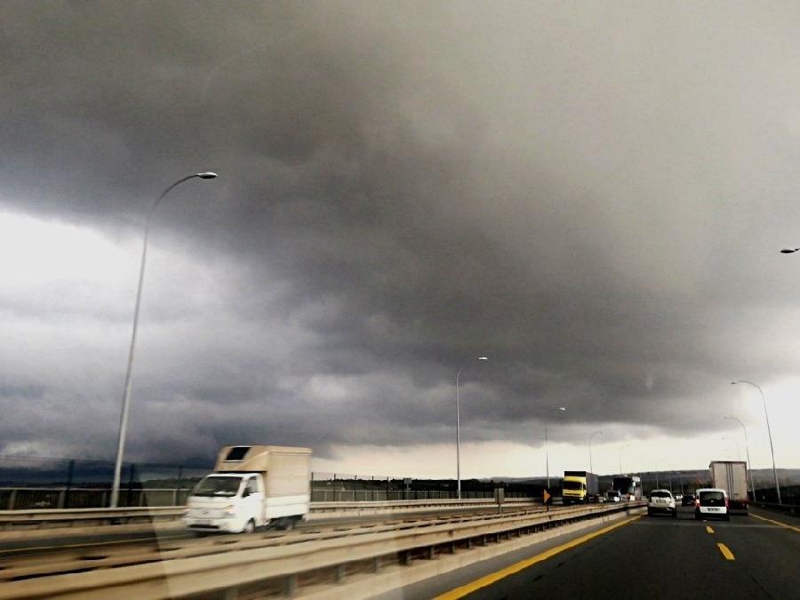 İstanbul'u kara bulutlar sardı! Yağış ne zamana kadar sürecek?
