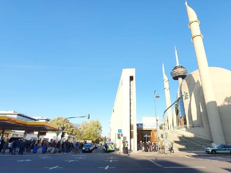 Almanya'daki Türk İslam Birliği Genel Merkezi bomba ihbarı nedeniyle boşaltıldı
