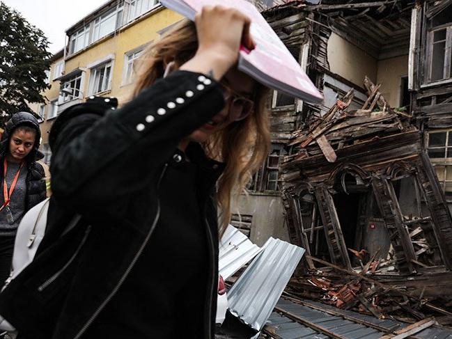 İstanbul'daki yoğun yağış sırasında binada çökme yaşandı