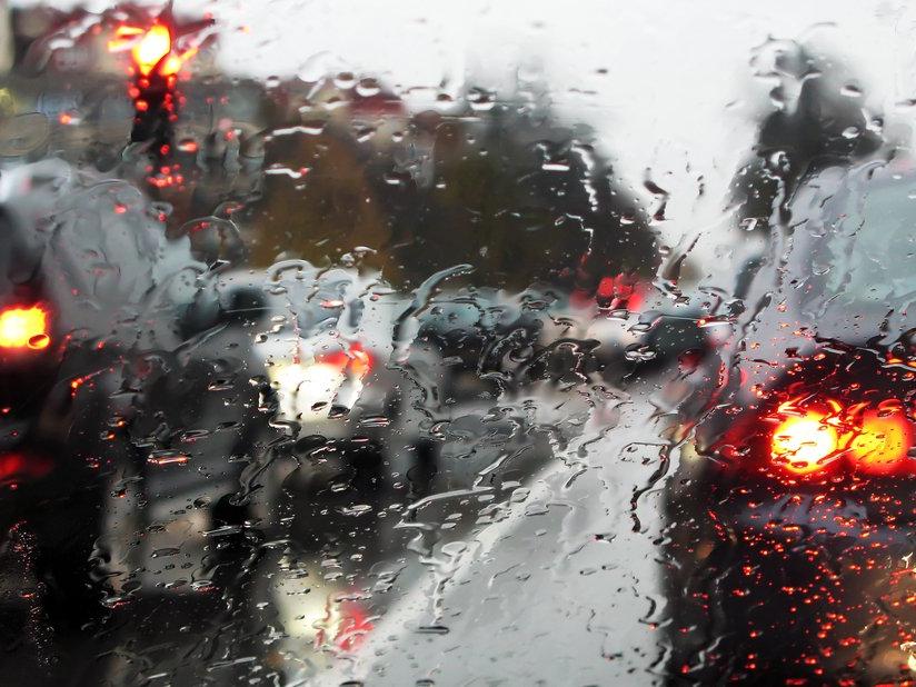 Yağmurlu havada nasıl araba kullanılır?