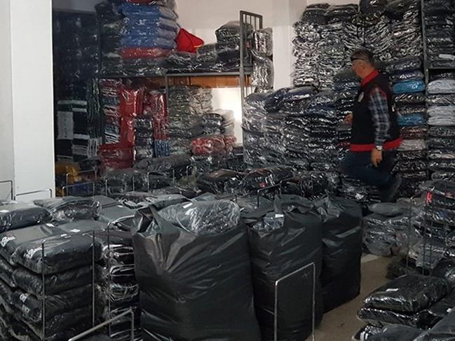 İzmir'de 47 bin parça taklit giyim eşyası ele geçirildi