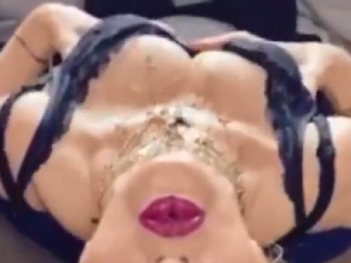 Madonna ses tellerini ısıtırken çekilmiş videosuyla dikkat çekti