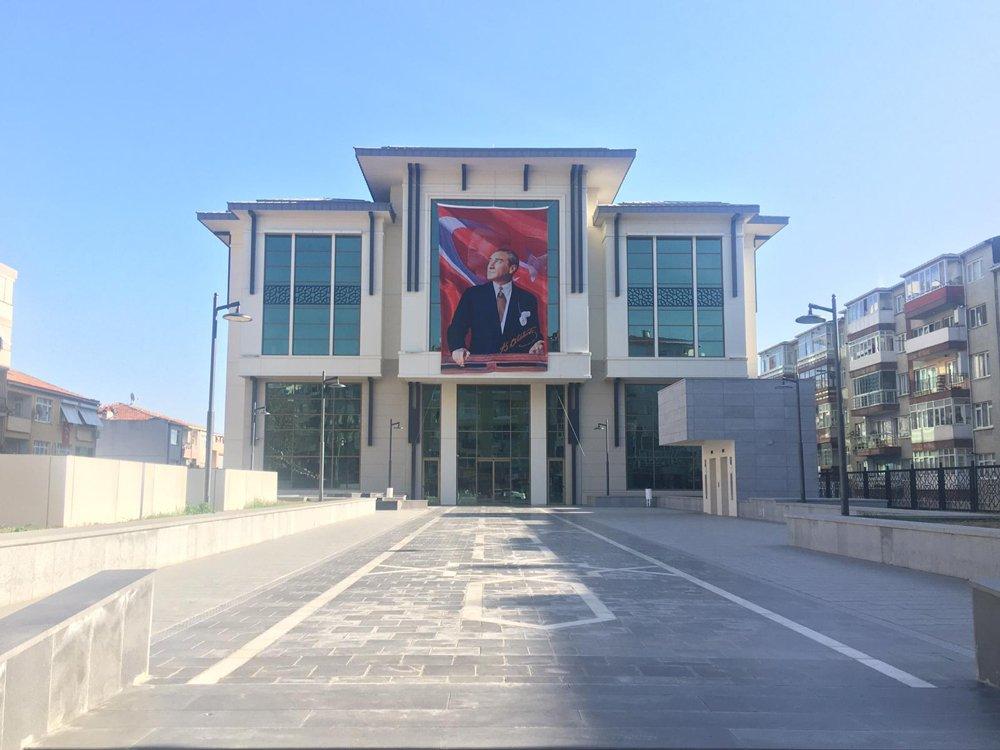 Tepkiler üzerine belediye binasına Atatürk posteri alındı