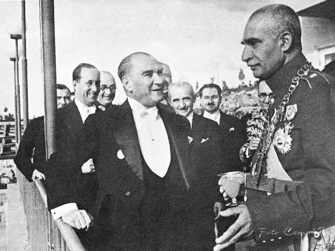 En anlamlı 10 Kasım mesajları ve şiirleri: Hiçbir yerde olmayan Atatürk fotoğrafları ve Atatürk'ün özlü sözleri!