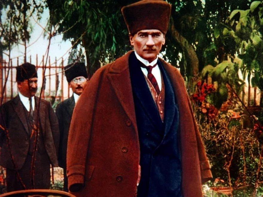 Ünlülerden Atatürk paylaşımları! "Yolun yolumdur... Ömrüm senindir"