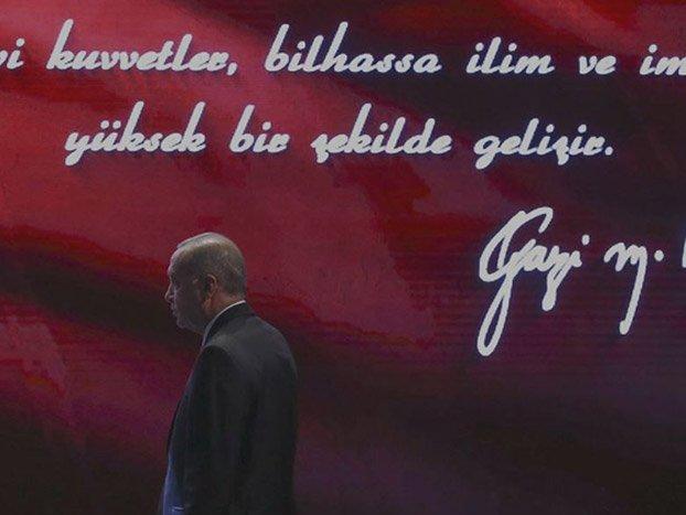 AKP'li belediye, 10 Kasım anmasında Atatürk yerine Erdoğan'ın fotoğrafını kullandı