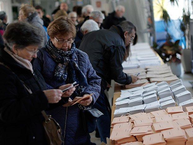 İspanya'daki seçimler ülkedeki siyasi belirsizliği daha da derinleştirdi