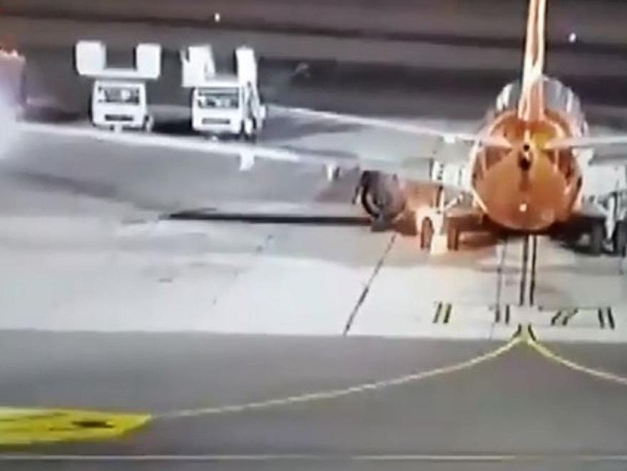 Havalimanında panik: Uçak alev aldı