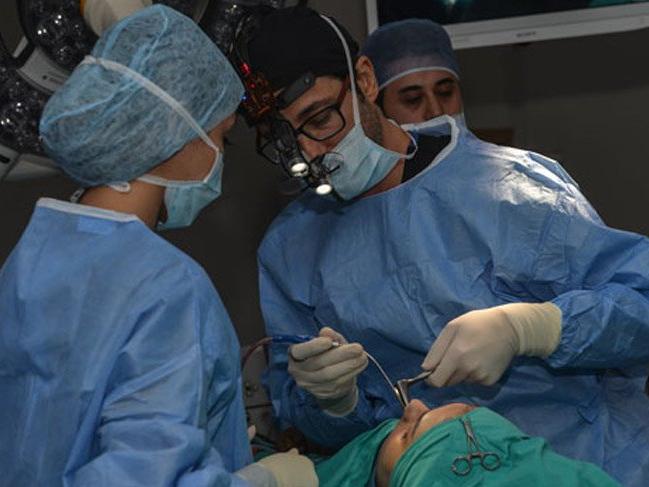 Türk cerrah yaptı 350'den fazla yabancı doktor izledi!