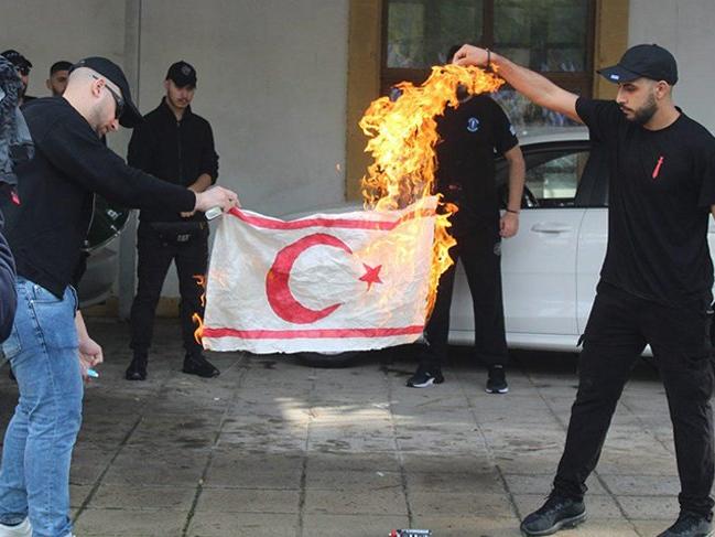 Rumlardan çirkin provokasyon! KKTC bayrağı yaktı