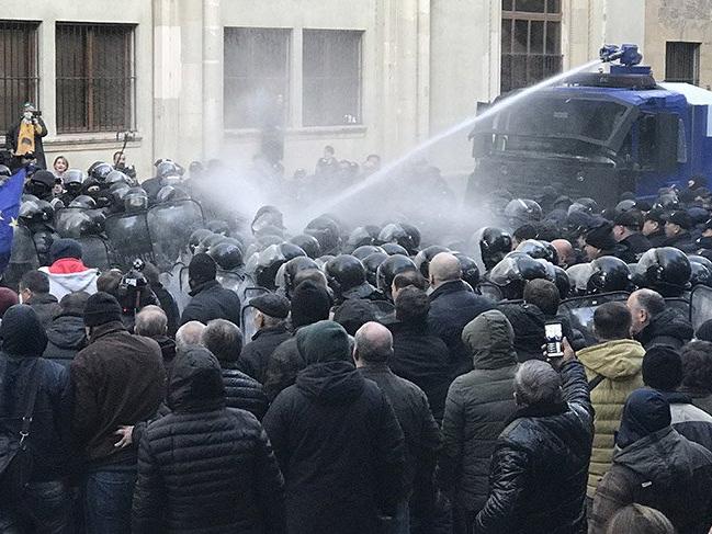 Meclisi kuşatan Gürcülere polis müdahalesi!