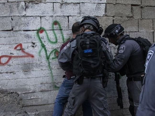 İsrail'den ikisi çocuk 25 Filistinliye gözaltı