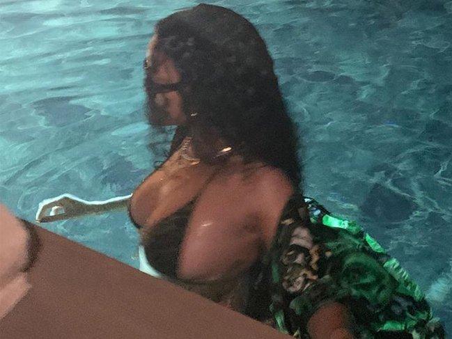 Rihanna Fenty markasının ürünlerini havuzda tanıttı