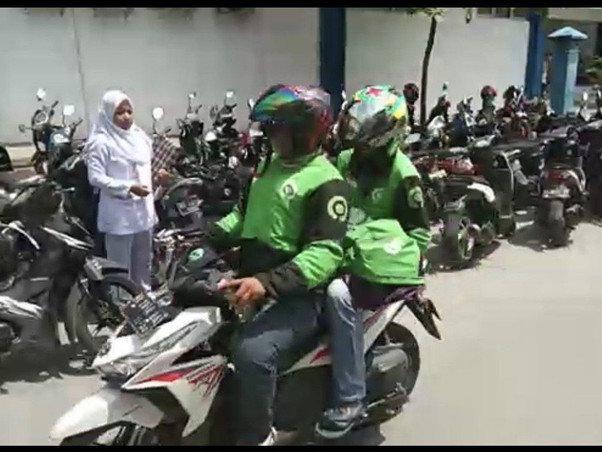 Endonezya'da motorlu kuryeler hastane bastı: İnsanlık ölmemiş