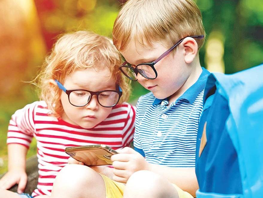 Çocukları 0-3 yaş döneminde cep telefonundan uzak tutun
