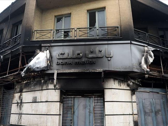 İran'da göstericiler banka şubelerini hedef aldı