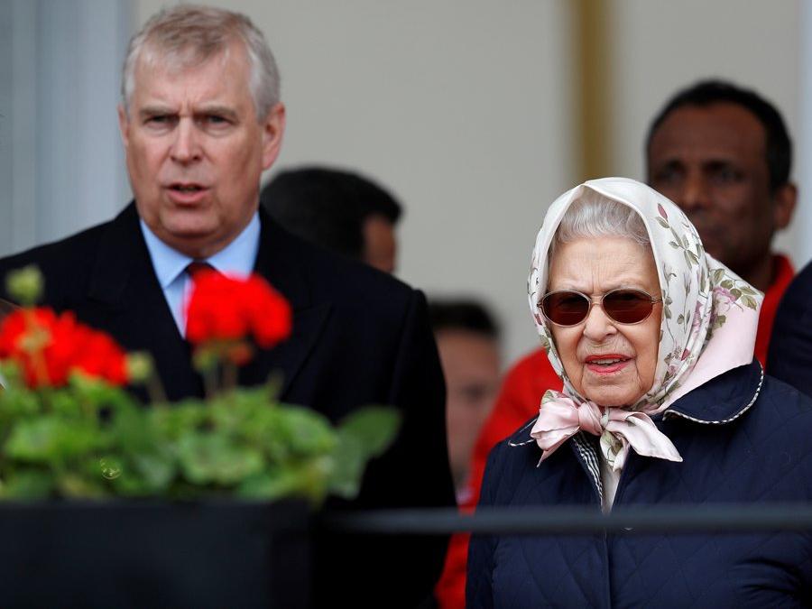 Kraliçe II. Elizabeth Prens Andrew'un doğum günü kutlamalarını iptal etti