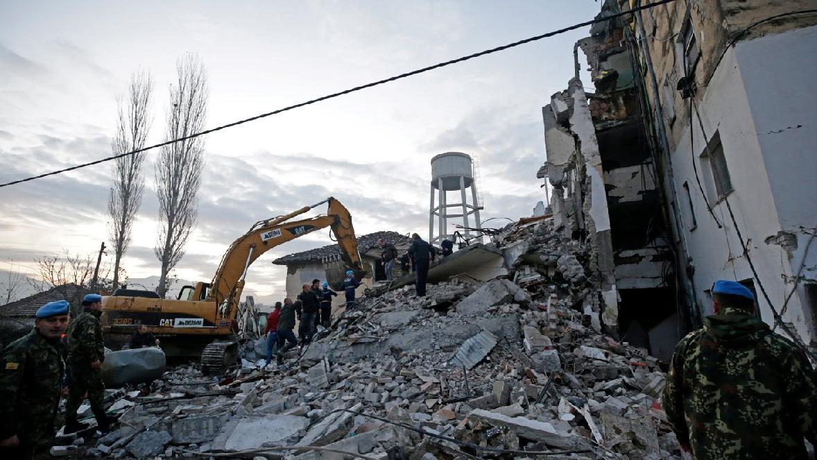 Balkanlar'da şiddetli deprem! Türklerin kaldığı otel çöktü