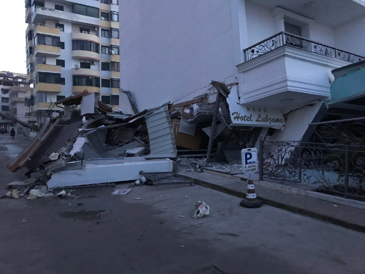 Depremde Türklerin kaldığı otel çöktü