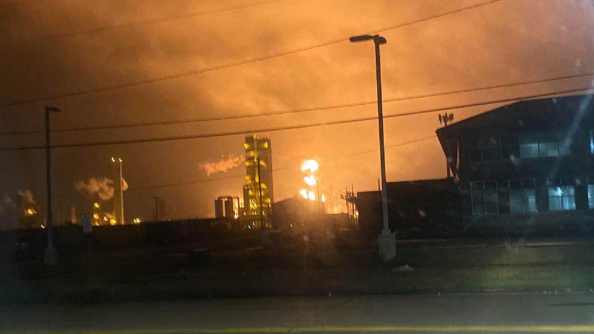 Petrokimya tesisindeki patlama eyaleti sarstı