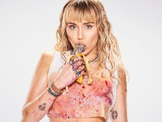 Miley Cyrus saçlarını kestirdi imajını değiştirdi