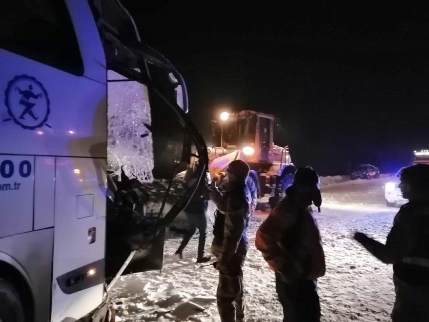 Sivas'ta yolcu otobüsü, kar küremesi yapan iş makinesiyle çarpıştı! Bir ölü