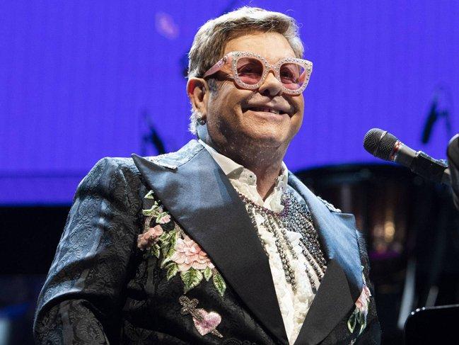Elton John, sahneye bez bağlayarak çıktığını itiraf etti